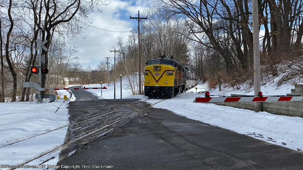 CVSR 6777 retreats into a bit of woods.